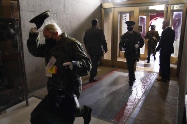 3802255090314248 capitol-evacuation