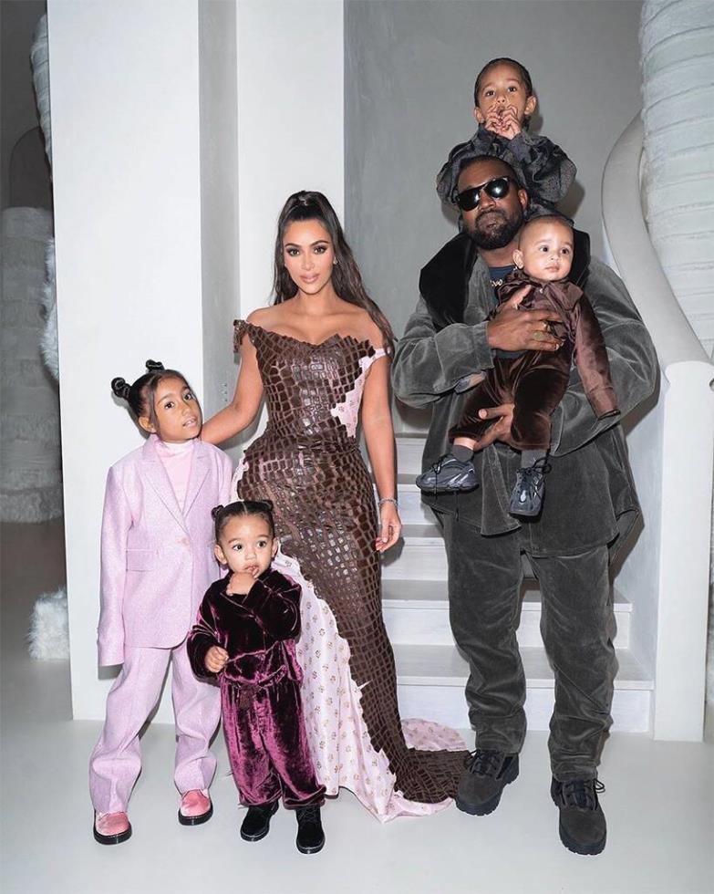 3830604602394075 rs 819x1024-191226081920-819-kim-kardashian-family-christmas-party-instagram-cjh-122619