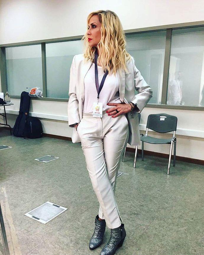 Η Άννα Βίσση με λευκό outfit