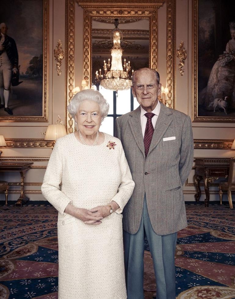 3883231241295680 0x0-uks-queen-elizabeth-prince-philip-mark-their-70th-wedding-anniversary-1511171323210