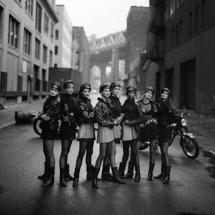 3906475317068527 2eaebf6d356b1c4b58a4d96cbde82cd428-14-peter-lindbergh-01.rsquare.w700