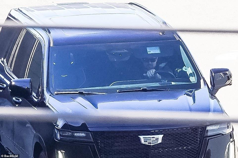 3939302816005931 44651559-9723825-Prince Harry can be seen approaching LAX Thursday as he heads to-a-2 1624586659764