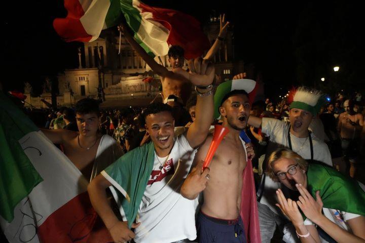 3953069340758561 italy-fans-2