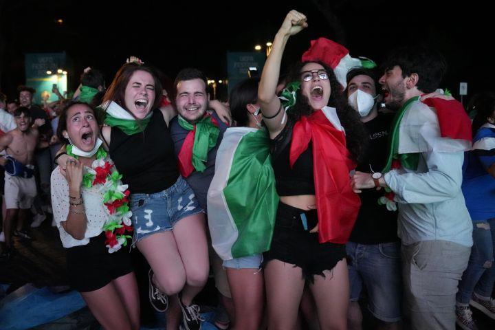 3953069440446395 italy-fans-4
