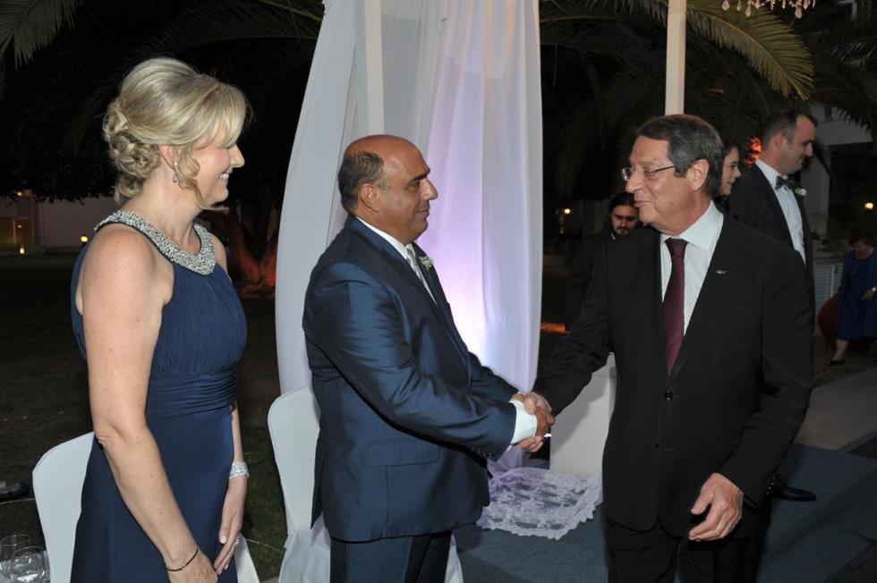Η Angela και ο Χριστόδουλος Αγκαστινιώτης δέχονται τις ευχές του προέδρου Αναστασιάδη 