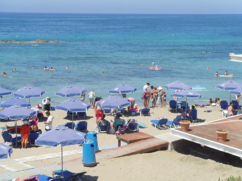 ΚΑΤΑΚΛΥΖΟΝΤΑΙ ΑΠΟ ΚΟΣΜΟ ΟΙ ΔΗΜΟΦΙΛΕΣΤΕΡΕΣ ΠΑΡΑΛΙΕΣ ΤΗΣ ΠΑΦΟΥ