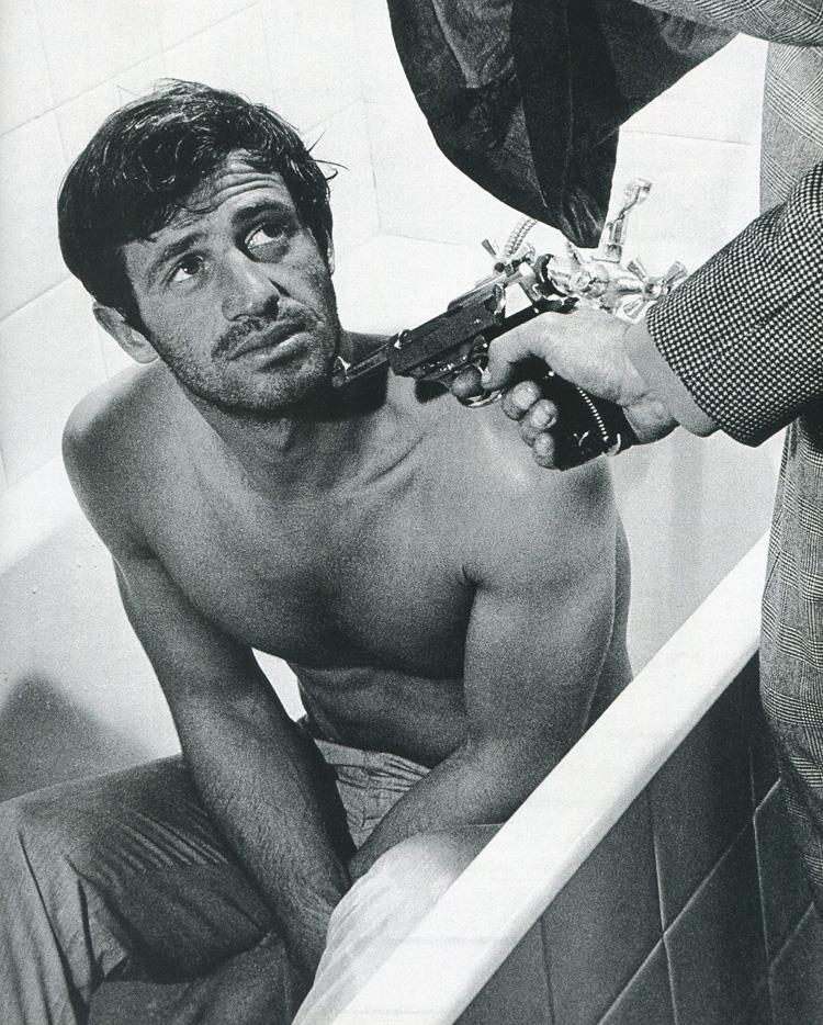 4002526368719804 2-Jean-Paul-Belmondo-devant-un-flingue
