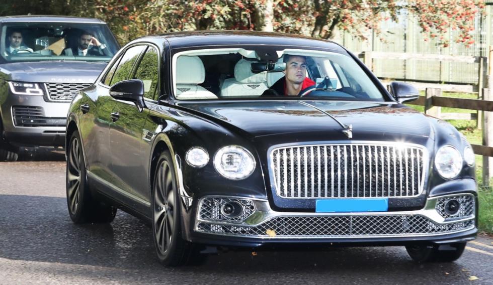 4017200018392673 ronaldo-mua-bentley-flying-spur-tai-manchester-1-225022j