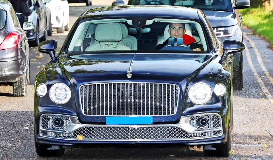 4017200052713993 ronaldo-mua-bentley-flying-spur-tai-manchester-2-225023j