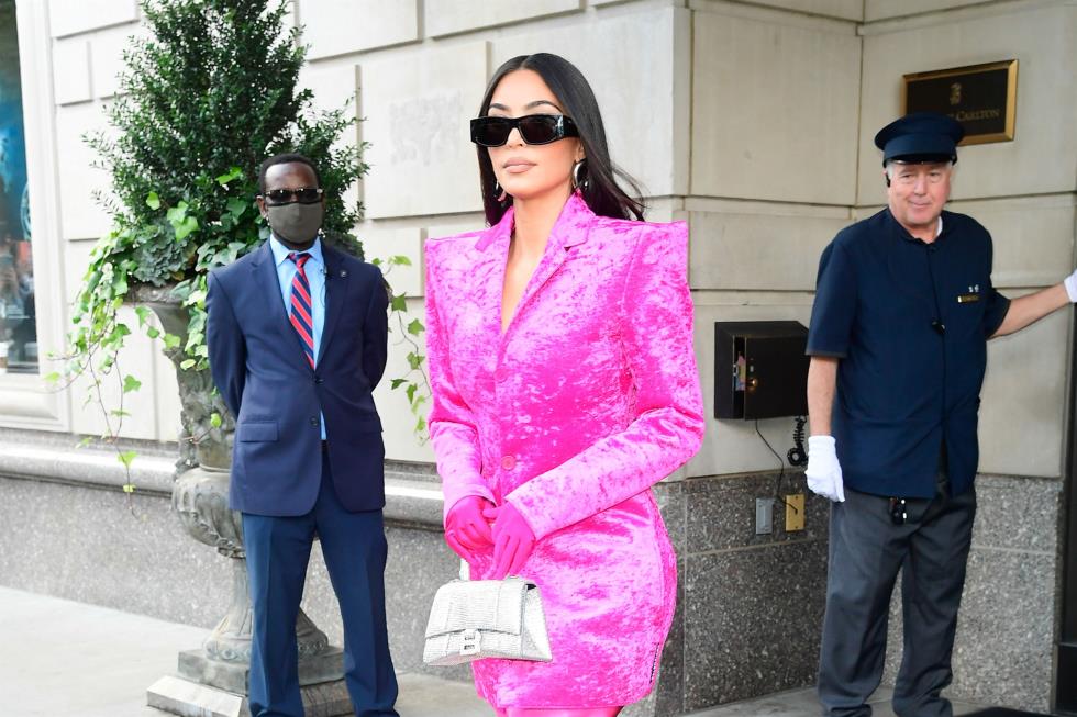 4032698170099427 kim-kardashian-is-seen-walking-in-midtown-on-october-7-2021-news-photo-1633787046