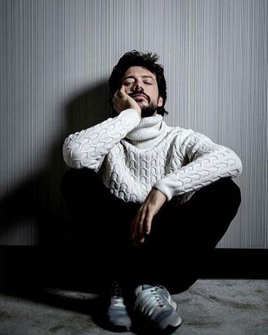 4090524969184122 money-heist-professor-alvaro-morte-is-the-fashion-icon-we-didnt-know-we-needed-pics-04