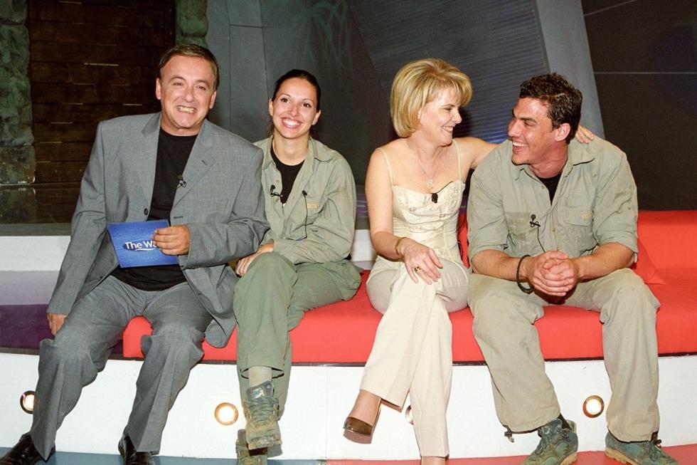 4113811803202007 7896 MIKROYTSIKOS GIANAKOPOYLOY TZORTZIS ME TIN MITERA TOY THE WALL 05052003