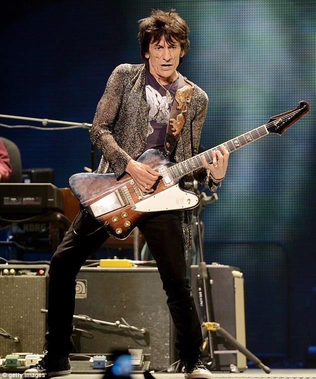 Δίδυμα στα 68 του απέκτησε ο Ronnie Wood, ο θρυλικός κιθαρίστας των Rolling Stones, με την 37χρονη σύζυγό του, Sally.