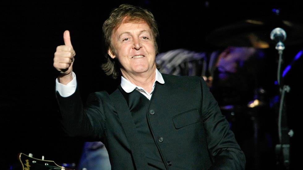 Ο Sir Paul McCartney, έγινε για τέταρτη φορά πατέρας στα 61 του, ενώ ο Rod Stewart έγινε μπαμπάς για όγδοη φορά στα 66 του.