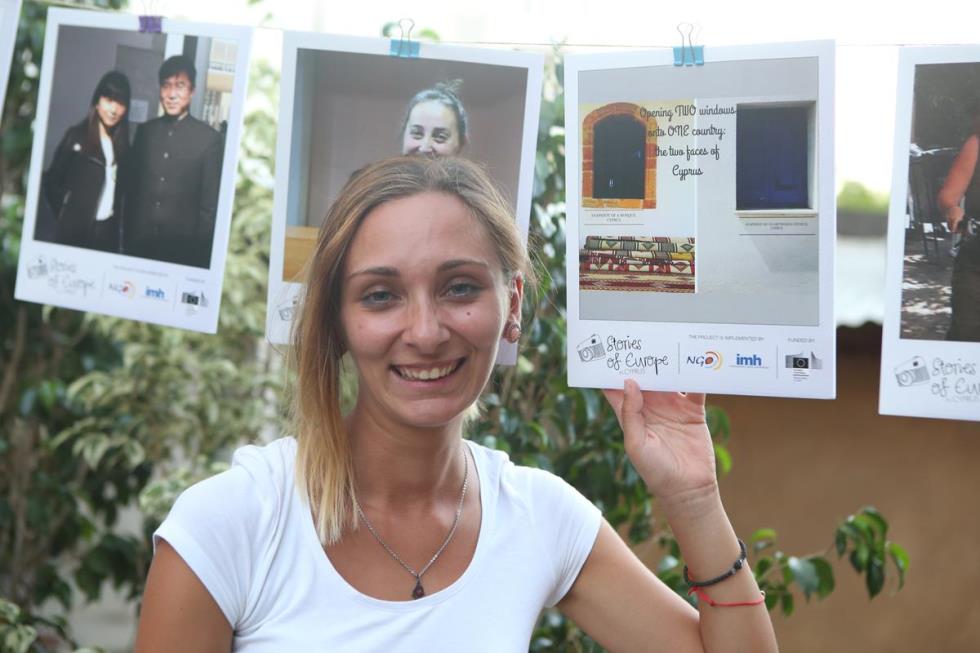 H Ilenia Pappalardo μπροστά από τη φωτογραφία της που είχε την περισσότερη απήχηση στα μέσα κοινωνικής δικτύωσης του “Stories of Europe”