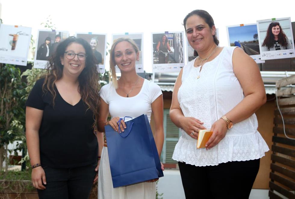 H Ilenia Pappalardo κέρδισε τη πρώτη θέση στο διαγωνισμό και παρέλαβε το δώρο της από τη Hazal Yolga και τη Νάτια Καραγιάννη.