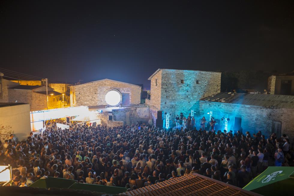 4231518558566503 7. The Experience Fengaros Village Stage - Photo by Emma Louise Charalambous