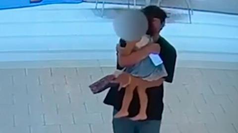 ΒΙΝΤΕΟ: Η στιγμή που άνδρας με σχιζοφρένεια αρπάζει τρίχρονο κοριτσάκι από εμπορικό κέντρο