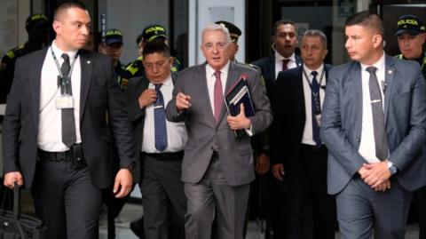 Σε 12ετή κατ’ οίκον περιορισμό καταδικάστηκε ο πρώην πρόεδρος της Κολομβίας Αλβάρο Ουρίμπε