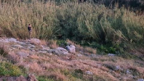 Τουρίστας έπεσε σε πυκνή βλάστηση και ακινητοποιήθηκε λόγω προβλημάτων υγείας-Τον ανέσυραν αστυνομικοί