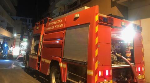 Στις φλόγες καντίνα σε πάρκο στα Πολεμίδια-Ψάχνουν τα αίτια οι Αρχές