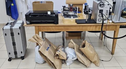 Μετέτρεψε το διαμέρισμά του σε εργαστήρι παραγωγής πλαστών πιστωτικών 44χρονος στη Λάρνακα (pic)