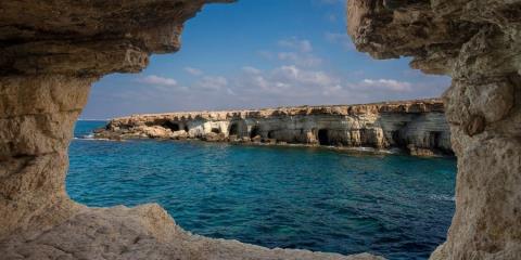 Ανήλικη έπεσε από βράχους στις θαλασσινές σπηλιές-Διασώθηκε από το ΚΣΕΔ και μεταφέρθηκε στο Νοσοκομείο