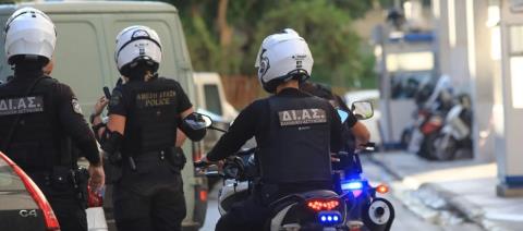 Πώς έφτασαν στη σύλληψη του πρώην αστυνομικού και γνωστού TikToker-Φίλος του προσπάθησε να ξεφορτωθεί την κοκαΐνη στο μπάνιο