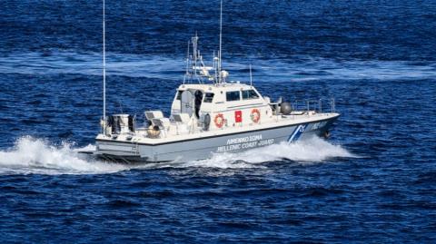 Φέρι μποτ προσάραξε σε ξέρα στα Νέα Στύρα-Κατεβάζουν με βάρκες τους επιβάτες