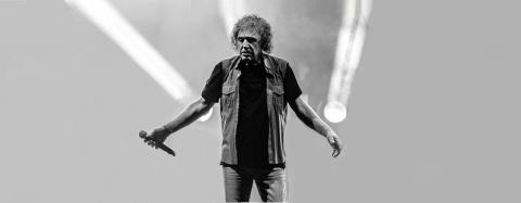 O Βασίλης Παπακωνσταντίνου εμφανίστηκε με πατερίτσα στη συναυλία του στο Ναύπλιο