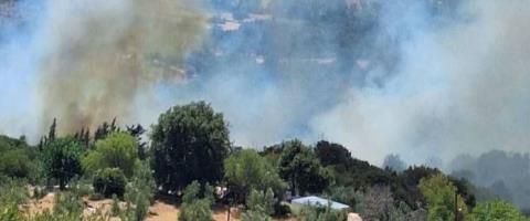 Μαίνεται πυρκαγιά στην Βρυσούλα Πρέβεζας-Απομακρύνθηκαν ηλικιωμένοι, τυλίχθηκαν στις φλόγες δύο σπίτια