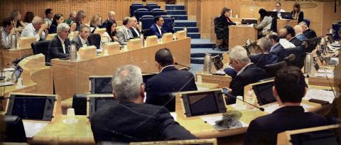 Η πολιτική εκμετάλλευση της φονικής πυρκαγιάς, τα show με «αυθόρμητες φωτογραφίες» και η υποκρισία