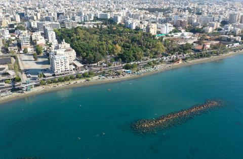 Συνελήφθη 85χρονος για άσεμνες πράξεις σε παραλία-Το είχε ξανακάνει και πέρσι
