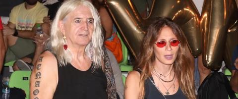 Η σύντροφός του Καρβέλα ποζάρει στο Λονδίνο με τον τριών ετών γιο τους