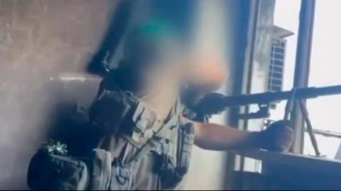 Η στιγμή που ελεύθερος σκοπευτής από την Ουκρανία εξουδετερώνει δύο Ρώσους στρατιώτες με βολή από απόσταση 4 χιλιομέτρων