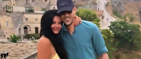 Η Μαρία Κορινθίου στην αγκαλιά του συντρόφου της στην Ιταλία