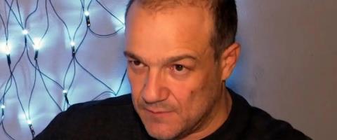«Από πολύ μικρός ανακάλυψα ότι είμαι γκέι, ο μπαμπάς μου ήταν αλκοολικός, όπως ήμουν κι εγώ»