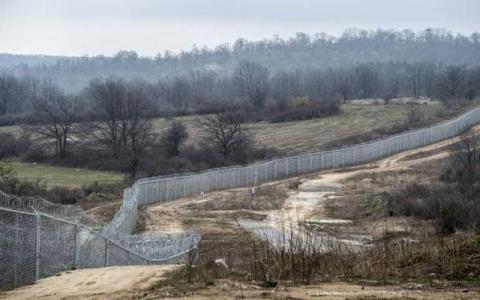 Επιχείρησαν να μεταφέρουν παράνομους μετανάστες στην Ελλάδα-Πέρασαν χειροπέδες σε τέσσερις διακινητές