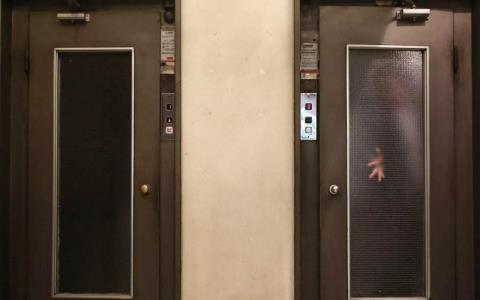 Πήγε να ληστέψει ηλικιωμένη και κλείστηκε στο ασανσέρ 27χρονος στην Ελλάδα
