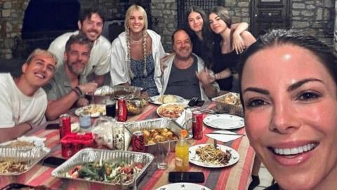 Η φωτογραφία του Χάρη Βαρθακούρη με τον Γιάννη Πάριο και την οικογένειά του από την Πάρο