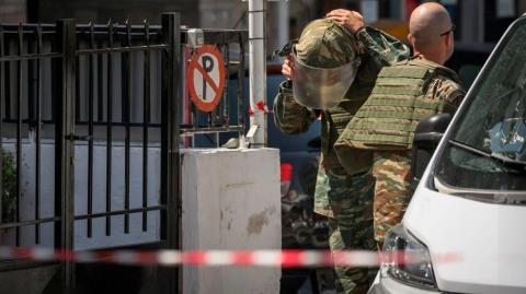 Βρέθηκε οπλοστάσιο σε κάδο απορριμμάτων στην Καισαριανή-Εντοπίστηκαν από όπλα μέχρι χειροβομβίδα