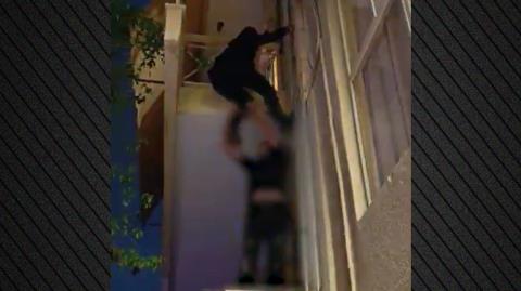 Αστυνομικοί στην Ελλάδα σκαρφάλωσαν σε μπαλκόνι για να βοηθήσουν αγοράκι