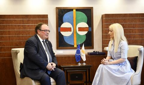 Για ανάγκη αποφυγής δημιουργίας επικίνδυνων προηγούμενων στην Ουκρανία, μίλησαν ΠτΒ και πρέσβης