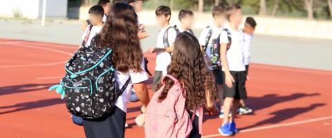 Ψάχνει λύσεις για μείωση του βάρους της σχολικής τσάντας το ΥΠΑΝ-Τα μέτρα που μελετώνται για τη νέα χρόνια