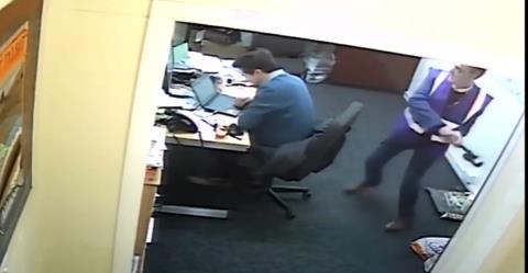 ΒΙΝΤΕΟ: Ερωτικό τρίγωνο σε σχολείο στη Βρετανία-Διευθυντής χτύπησε με κάβουρα τον αντίζηλό του