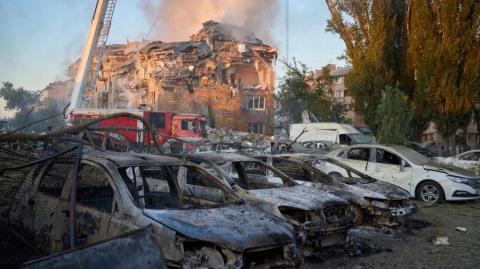 Έφτασαν τους 21 οι νεκροί από τις φονικές πυραυλικές επιθέσεις της Ρωσίας στο Κίεβο