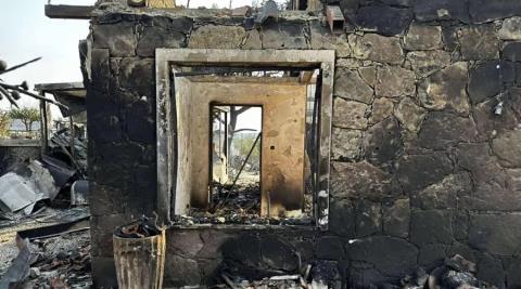 Έκλεβαν ό,τι απέμεινε από τα καμένα σπίτια και δεν τα προστάτευε κανείς-«Δεν έκαναν οι εξωγήινοι το πλιάτσικο»