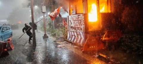 Διαδηλωτές στην Ινδονησία πυρπόλησαν κτήριο περιφερειακού συμβουλίου-Τρεις νεκροί