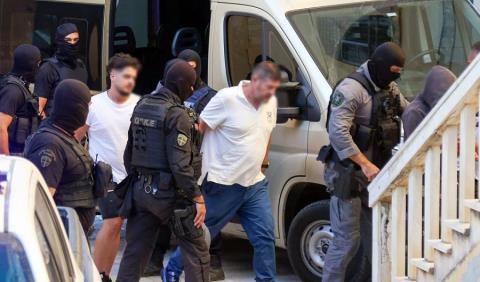 Στον εισαγγελέα κατά ομάδες οι 48 κατηγορούμενοι για το κύκλωμα της Κρήτης-Η κοκαΐνη, τα καλάσνικοφ και τα μετρητά