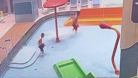 Πατέρας εισέβαλε νύχτα σε υδάτινο πάρκο για να χαρίσει στον 11χρονο γιο του αξέχαστα γενέθλια
